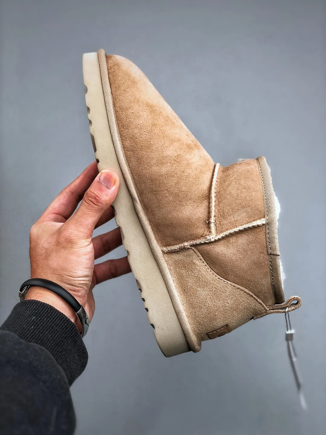 Local self-pickup 💰520 supports store placement. The top version on the market. UGG Mini thin-soled black short tube 1.5cm popular style. Produced by a major foreign trade factory in Guangzhou. Real sheep fur from toe to insole. Independent outer box packaging. Chip. Waterproof process. Different from any version on the market. 3cm thick sole, independently developed original outsole, cashmere insole, keeping warm in winter, suitable for home use. In the new year, uug has launched a style series, which is partially geared towards the preferences of young consumers. It has also moved to the forefront of fashion trends. Shoe body material, water-repellent coated suede upper, 17mm UGGPURE™ implanted wool insole, lightweight non-slip and comfortable rubber outsole, with brand LOGO, and full packaging. Size: 35-45